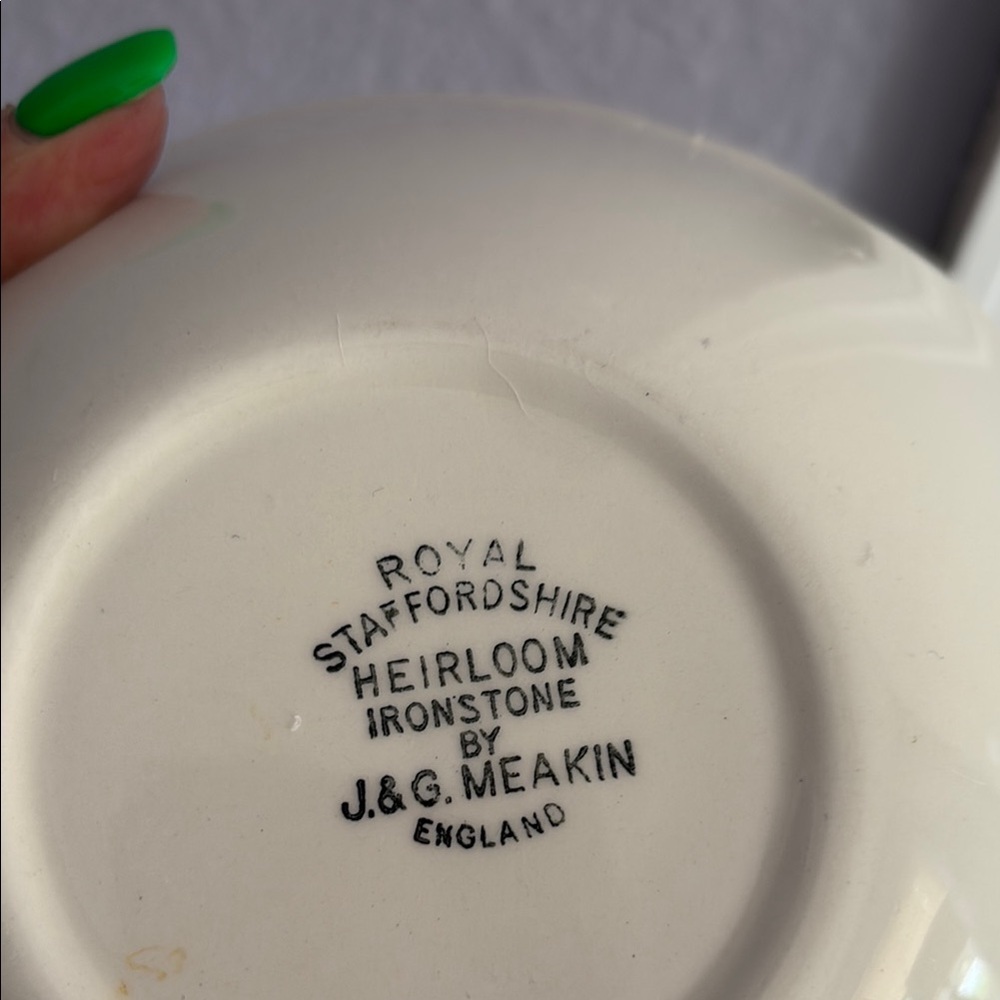 Johnson Brothers Red and Green Dinnerware Set - Picture 3 of 5